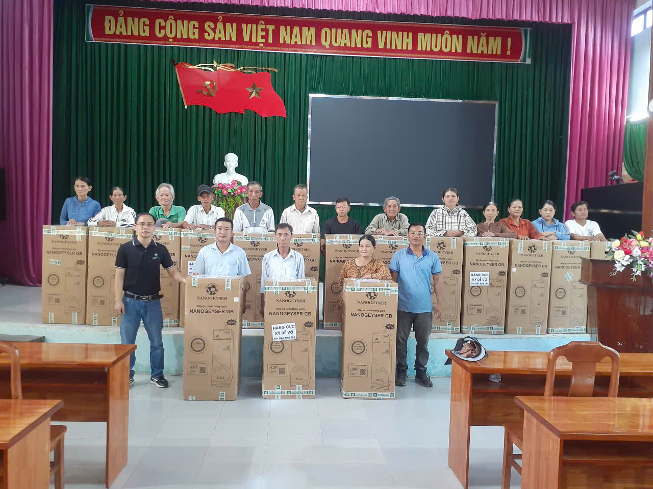 Nano Geyser trao tặng máy lọc nước cho 16 hộ dân vùng lũ Quảng Nam